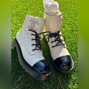 Chanel Shiny Goatskin Calfskin Quilted Lace Up Combat Boots 40 Ivory Bla…